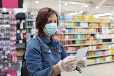 Süpermarkette maske alışverişi yapan güzel bir kadın