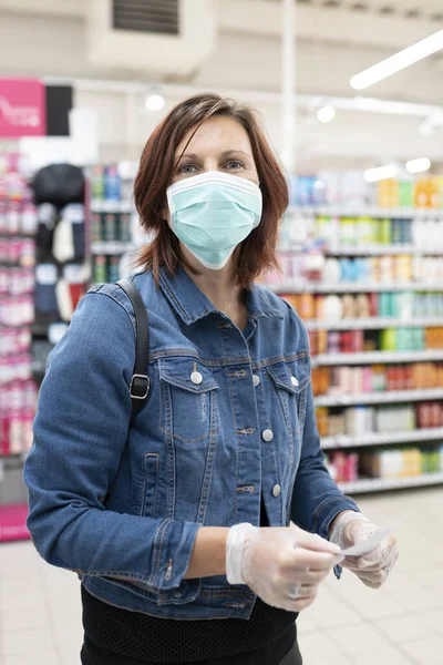 Hermosa Mujer Con Máscara Médica Compras Supermercado — Foto de Stock