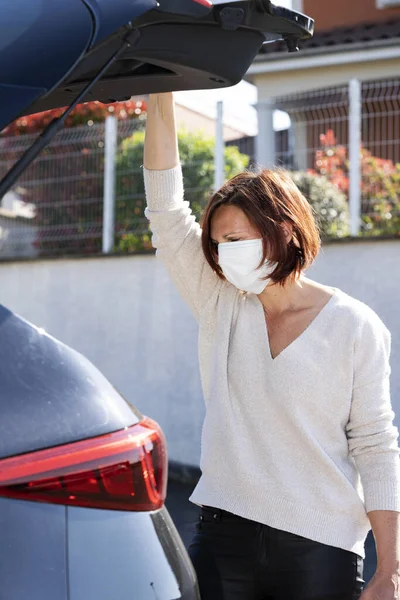 Mulher Usando Máscara Estacionamento Atrás Seu Carro — Fotografia de Stock