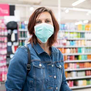 Süpermarketten tıbbi maske alan güzel bir kadın.