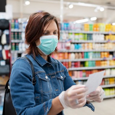 Süpermarkette maske alışverişi yapan güzel bir kadın