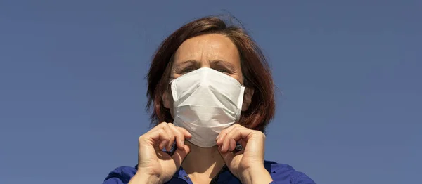 Mujer Ajustando Máscara Aire Libre — Foto de Stock