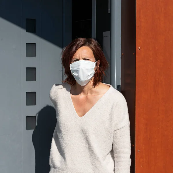 Woman Wearing Mask Home Front Door — Stock Photo, Image