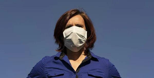 Donna Che Indossa Una Maschera All Aperto — Foto Stock