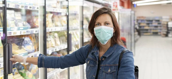 Donna Che Indossa Maschera Medica Usa Getta Shopping Nel Supermercato — Foto Stock