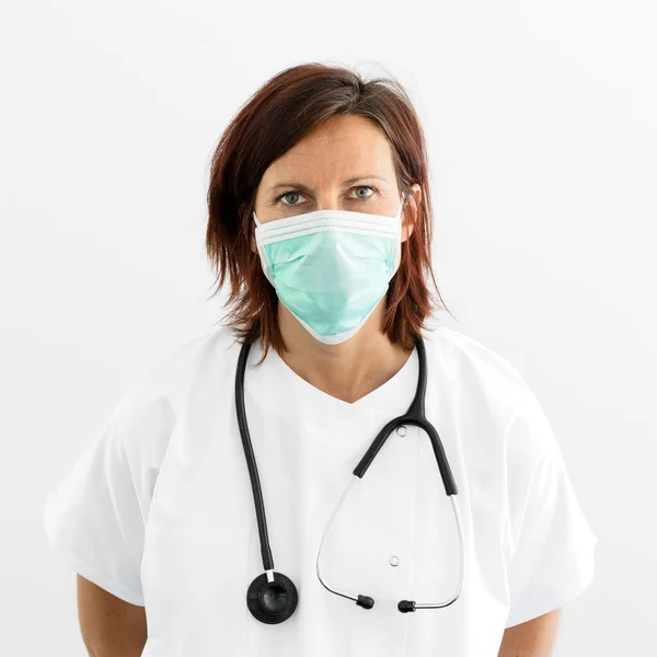 Médico Con Estetoscopio Sobre Fondo Blanco — Foto de Stock