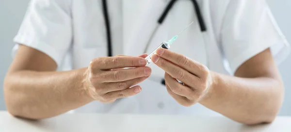 Médico Con Jeringa Mano —  Fotos de Stock