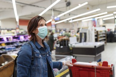 Süpermarkette maskeli beyaz kadın manzarası