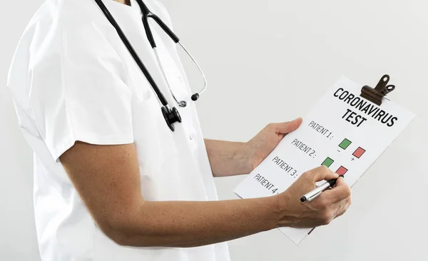 Médico Que Verifica Lista Pacientes Com Coronavírus Hospital — Fotografia de Stock