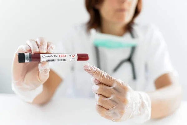 Enfermera Con Máscara Respiratoria Que Sostiene Resultado Positivo Prueba Sangre —  Fotos de Stock