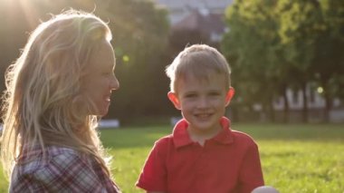 Komik şaka çocuk ve annem dilini parkta göster