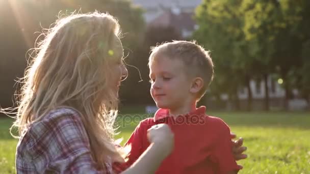 Gelukkig moeder en kind zoenen en knuffelen — Stockvideo