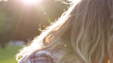 Mutlu anne ve çocuk günbatımı üzerinde oynamak