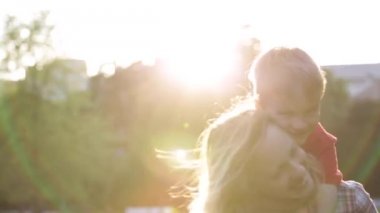 Sunset bulvarında parkta oyun mutlu anne ve çocuk