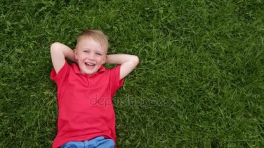 Çim gülümseyen yalan mutlu küçük çocuk
