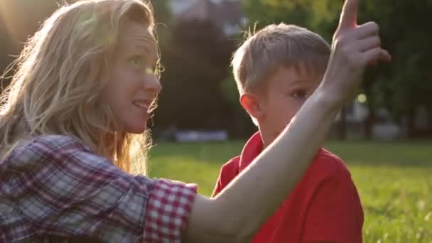 Feliz mamá mostrar algo a su curioso hijo — Vídeo de stock