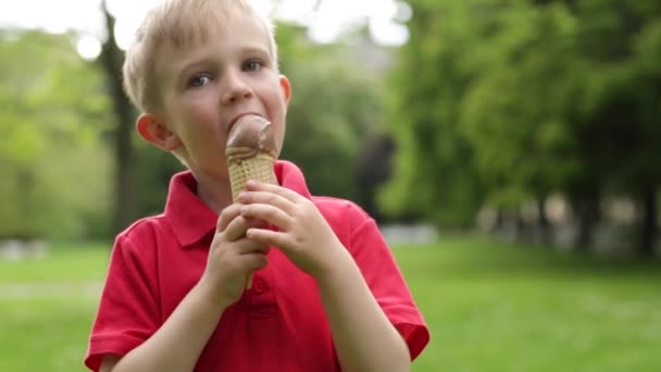 Feliz niño lindo comiendo helado — Vídeo de stock