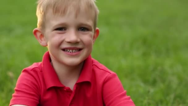 Pequeno menino feliz tímido — Vídeo de Stock