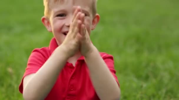 Boldog, mosolygós kisfiú tapsol a kezét — Stock videók