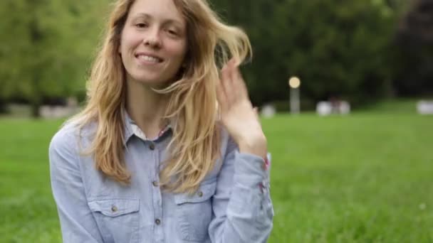 Bela jovem feliz no parque — Vídeo de Stock