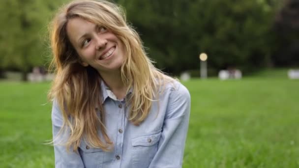 Krásná šťastná mladá žena v parku — Stock video