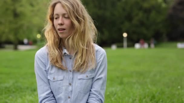 Joven mujer sonriente disfrutando en el parque — Vídeo de stock