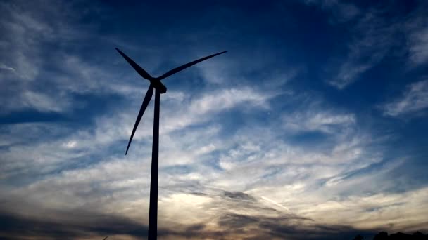 Větrné turbíny farmy v večer, úsporný — Stock video