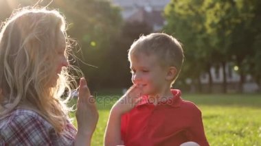 mutlu anne ve oğlu Parkı