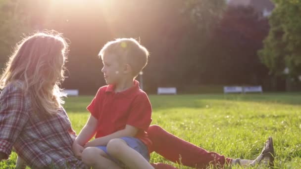 Boldog anya és fia-parkban — Stock videók