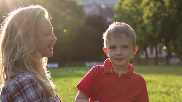 Feliz madre e hijo en el parque — Vídeo de stock