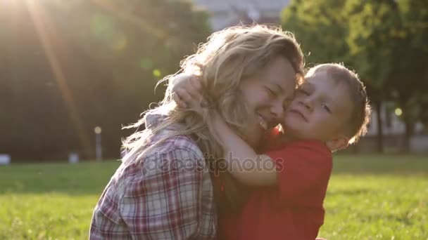 Mère heureuse et fils dans le parc — Video