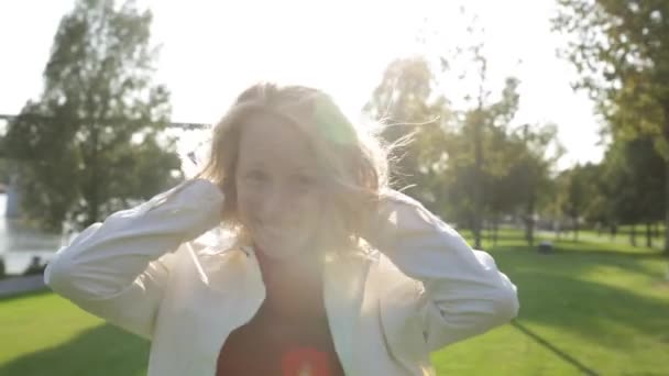 Fiatal boldog szép nő, szőke göndör haja mosolyt és animáció — Stock videók