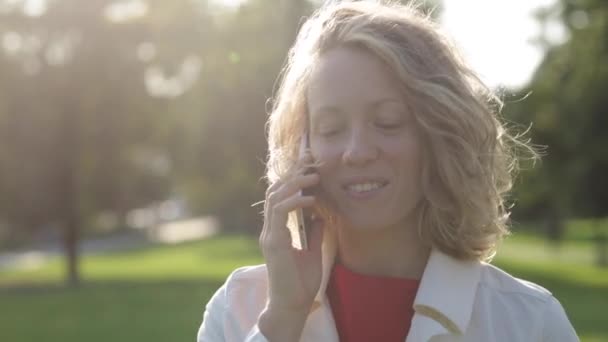 Vacker ung blond business kvinna prata på mobiltelefon — Stockvideo