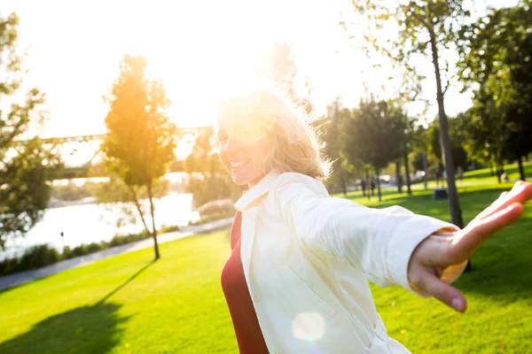 Lifestyle concept - mooie gelukkige vrouw genieten van zon en wind buiten — Stockfoto