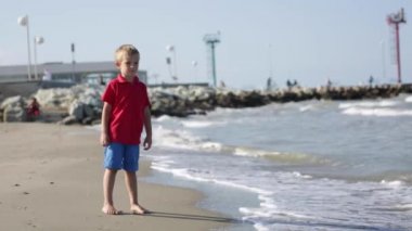 Denize sıfır plaj, atlama mutlu etkin sevimli heyecan küçük çocuk