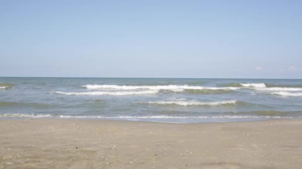 Feliz niño activo hermoso corriendo a lo largo de la playa de arena del mar — Vídeo de stock