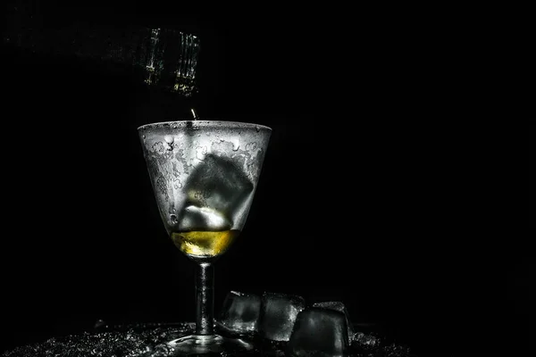 Vinho derramando em belo vidro vintage misted com pedaços de gelo — Fotografia de Stock