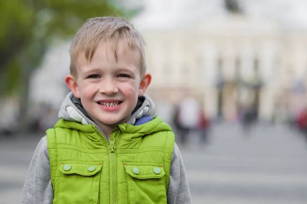 Szczęśliwy uśmiechający się piękny stylowy blond chłopca patrząc na kamery — Zdjęcie stockowe