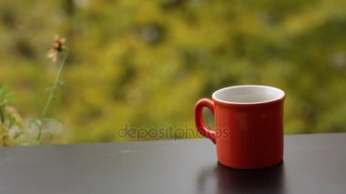 Barista el dökerek sıcak lezzetli dumanı tüten kahve kırmızı Kupası Geleneksel Türk kahvesi tencerede, café açık havada demlenmiş