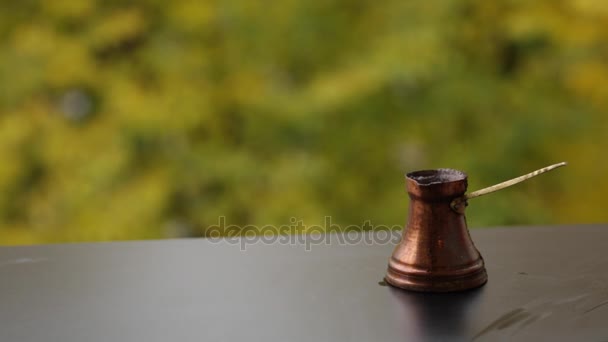 Warme smakelijke dampende koffie, gebrouwen in traditionele Turkse koffiepot, café buitenshuis — Stockvideo