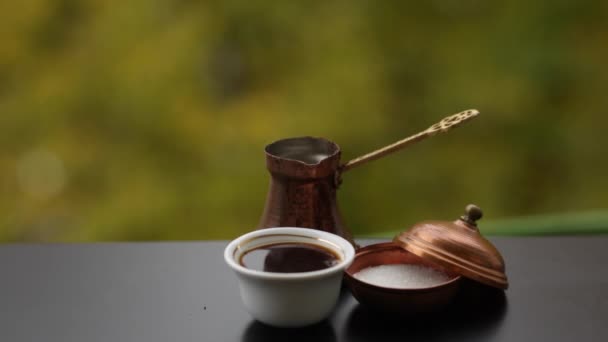 Teplé chutné kouřící kávy vaří v hrnci tradiční turecká káva s cukrem, café tabulka venku — Stock video