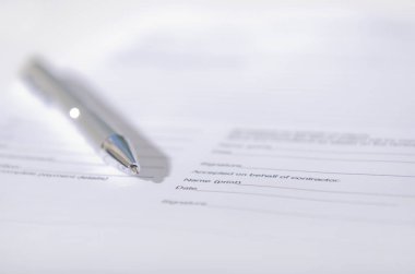 Formüller kontraktu i dugopis na biurku