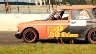 Çift araba yarışı yarış pisti üzerinde