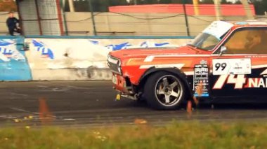 Çift araba yarışı yarış pisti üzerinde