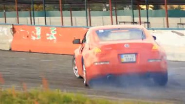 Çift araba yarışı yarış pisti üzerinde