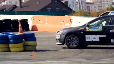 Çift araba yarışı yarış pisti üzerinde