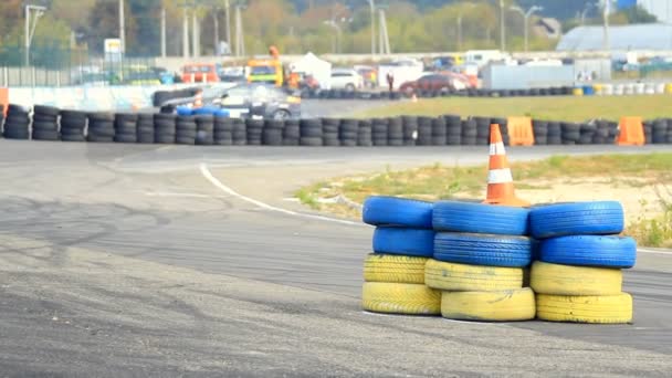 Paar autorace op het circuit — Stockvideo