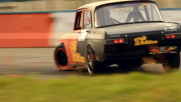 Çift araba yarışı yarış pisti üzerinde — Stok video
