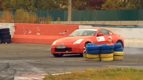 Çift araba yarışı yarış pisti üzerinde — Stok video