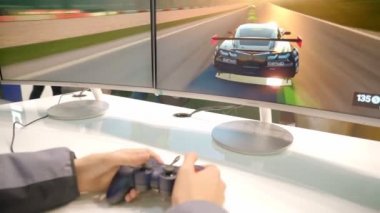 konsolda yarışta bir çocuk oynar. o Gamepad ellerini tutar